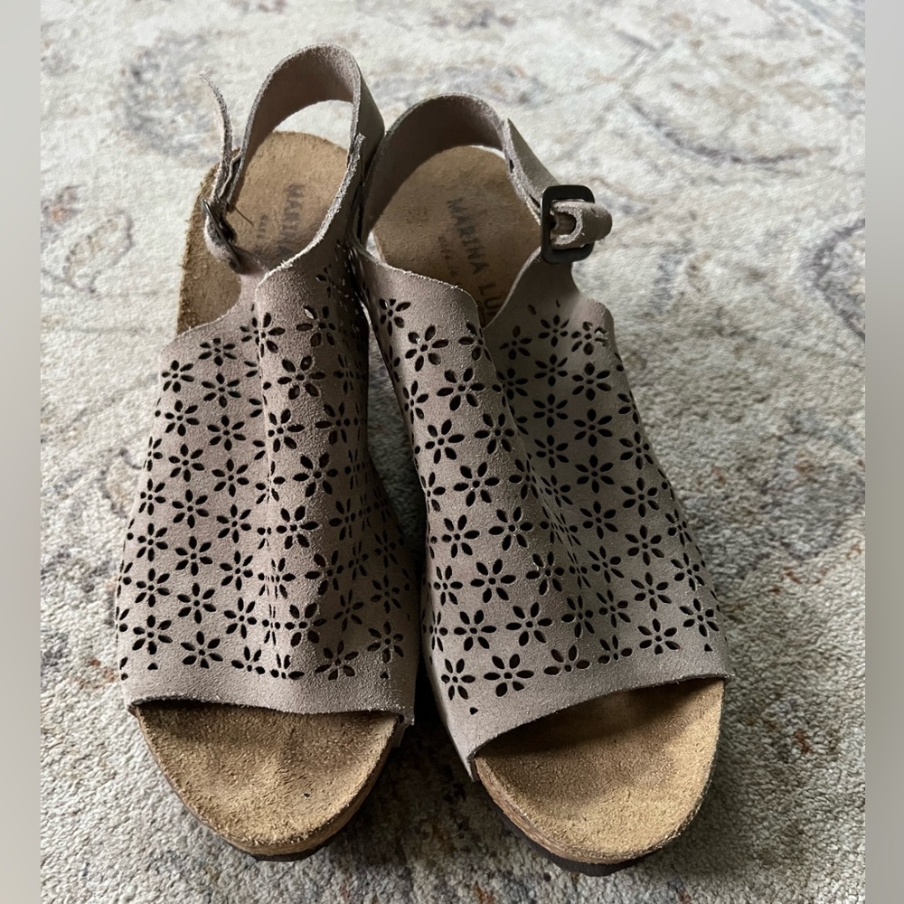 Marina Luna Wedge Sandals Size 8 Tan